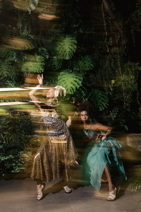 Рассказываем о грандиозном ивенте Ольги Нечаевой в честь бренда Le Mousse | Антураж «райского острова», аборигены с коктейлями и стекающая со сцены лава