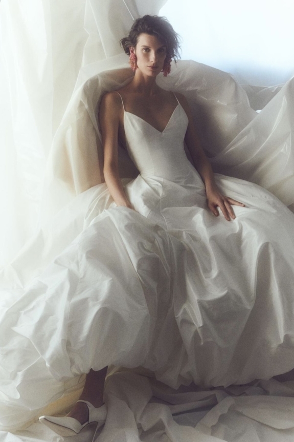 Акцентные кринолины, платья с камнями-леденцами и немного