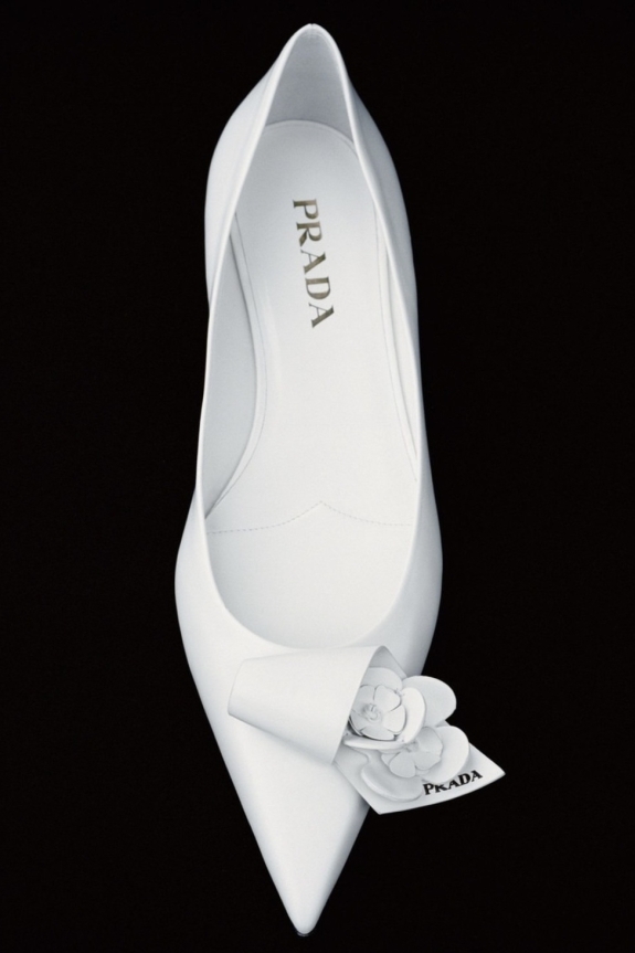 Акцентные кринолины, платья с камнями-леденцами и немного