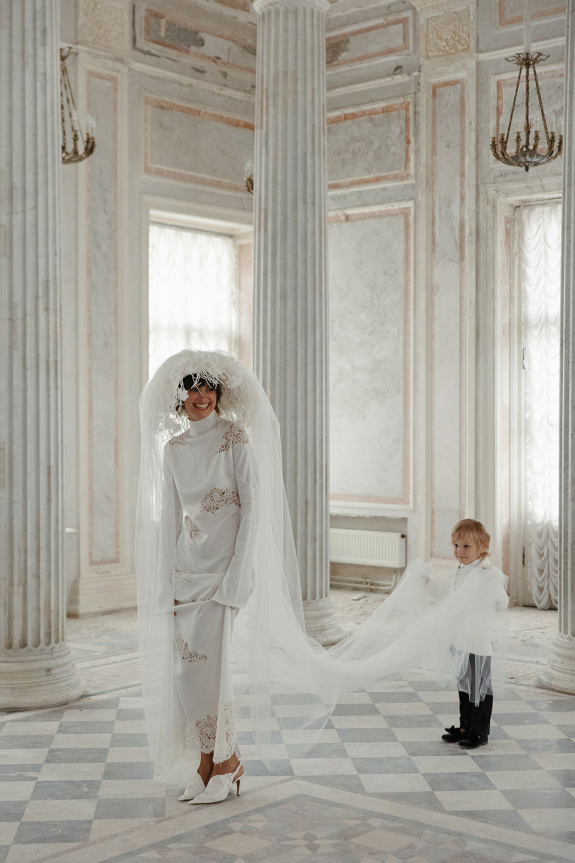 Яркая свадьба во дворце Бельведер | Интервью с невестой об отношениях длиной в 21 год, фэшн-образах и камерной свадьбе на территории старинного особняка