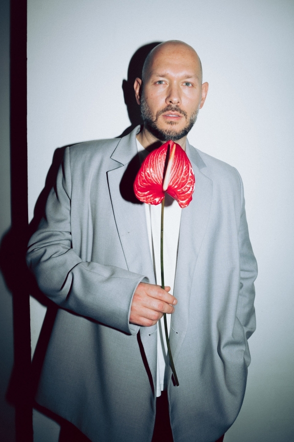 Металлик, объемы и отсутствие тарелок. Тренды зимнего