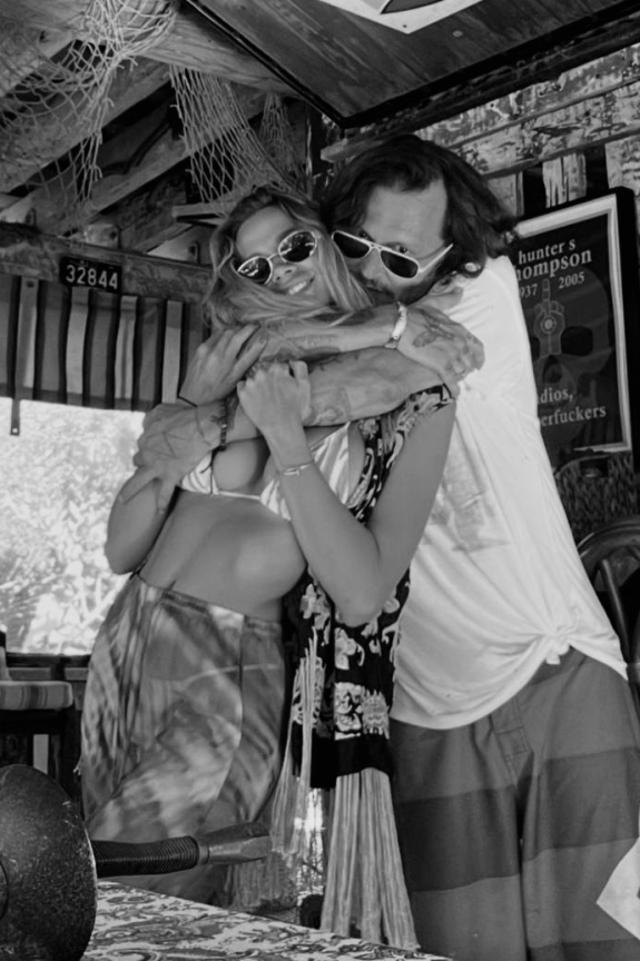 Русская девушка Джонни Деппа сообщила о помолвке