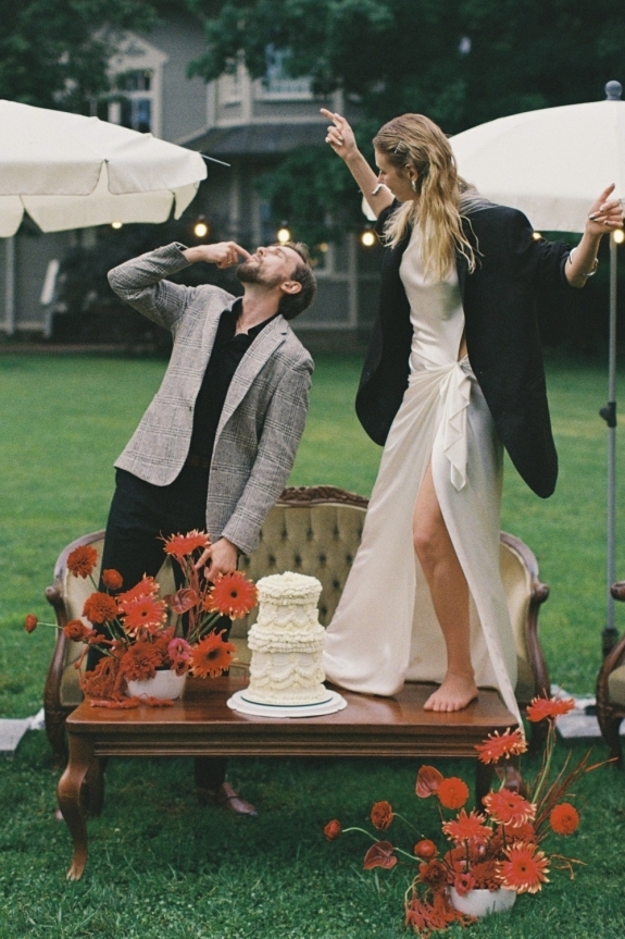 Интервью с невестой о знакомстве через сватовство, пошиве платья по индивидуальному дизайну и двух свадьбах