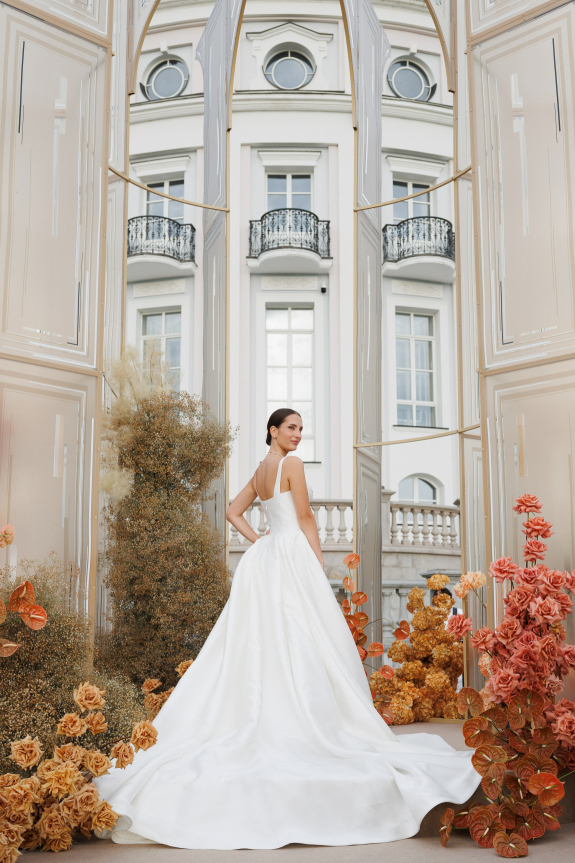 Современная классическая свадьба: кулисы, живая музыка и персиковая флористика