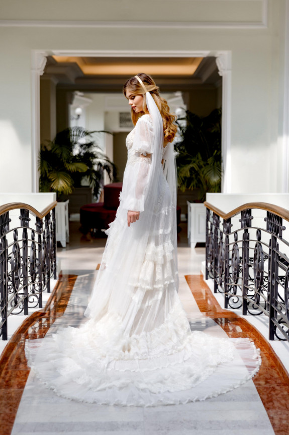 Платья с выразительными деталями для летней свадьбы