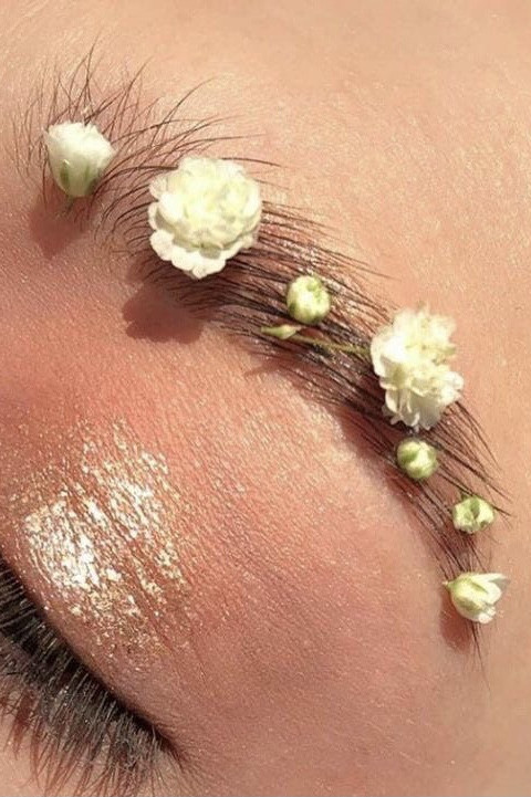 Стразы в свадебном макияже: мнение профессионалов