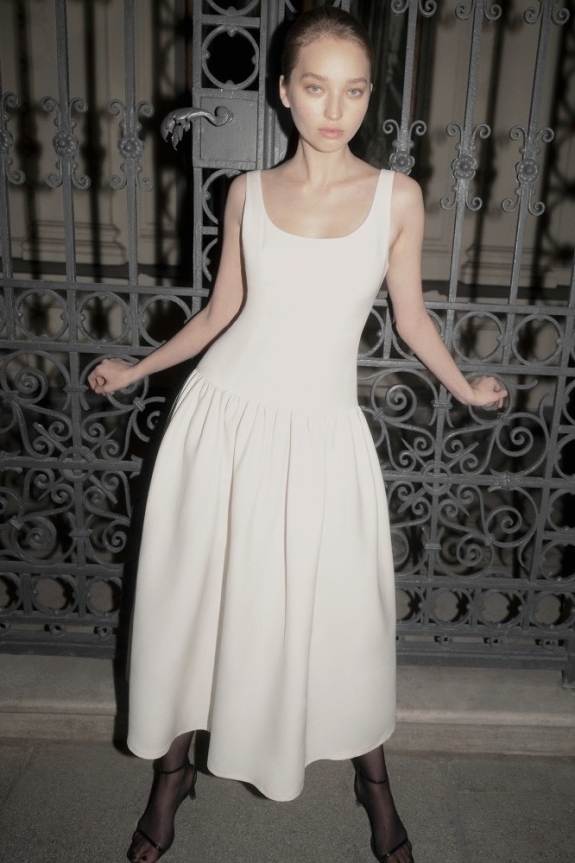 Черным по белому: 16 монохромных образов для