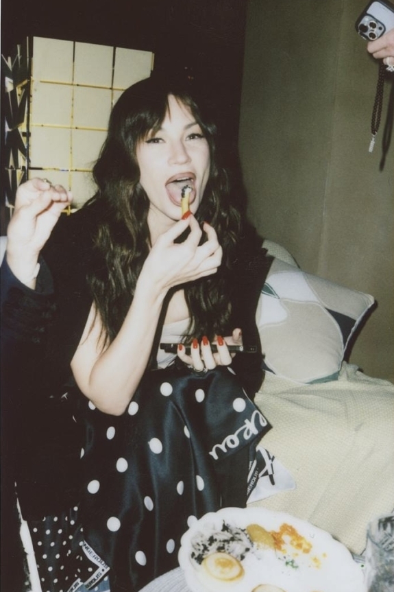 Внутри вечеринки по случаю дня рождения Ксении