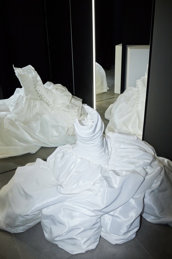 Как стилизовать свадебное платье для вечеринки?