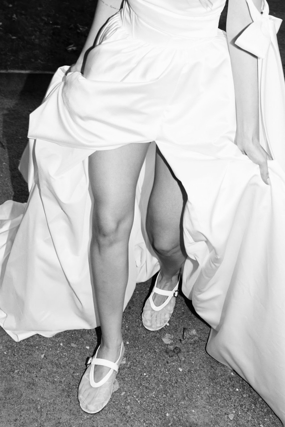 Интервью с невестой: Деля Аулед — о предложении в Риме, подготовке к камерной свадьбе и пошиве свадебного образа вместе с мамой