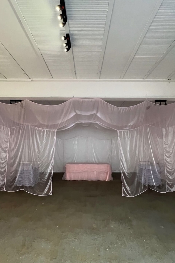 Металлик, объемы и отсутствие тарелок. Тренды зимнего