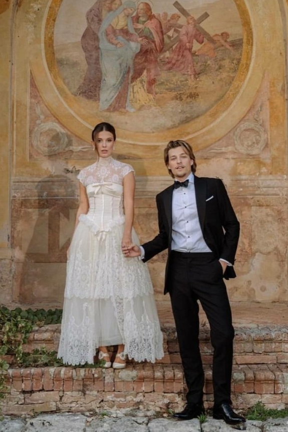 Милли Бобби Браун поделилась фотографиями со свадьбы | история любви Милли Бобби Браун и Джейка Бонджови