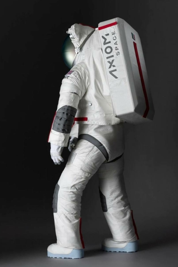 Первая женщина высадится на Луну в скафандре Prada