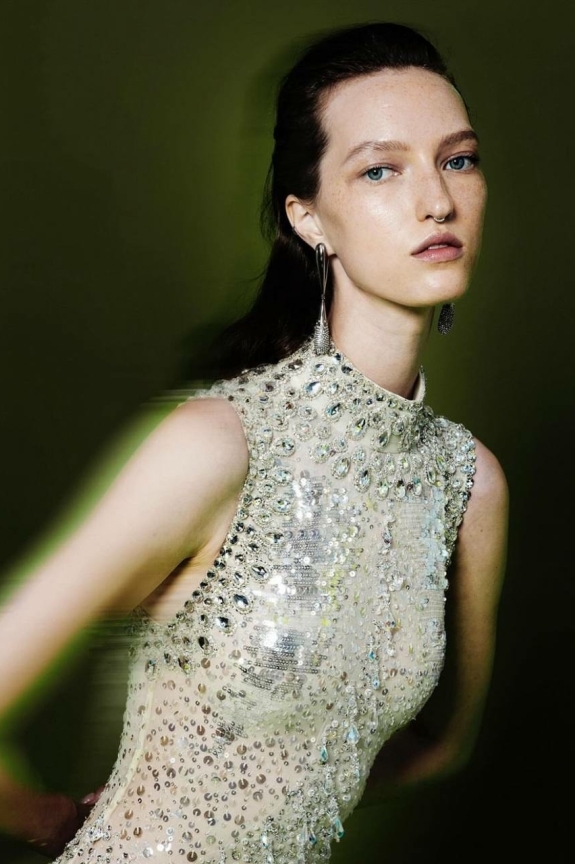 Новая обложка Vogue Portugal от российской команды | Лиза Останина в объективе Абдулла Артуева