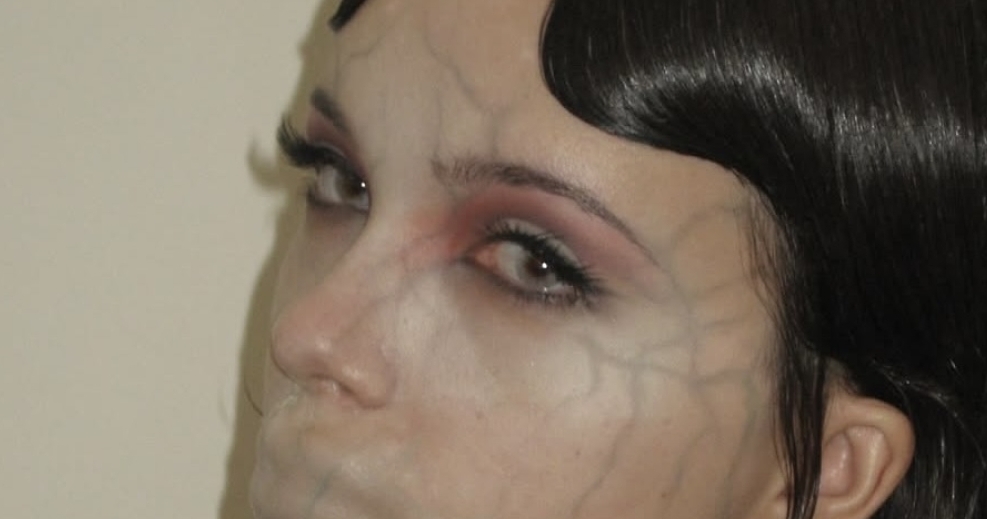 Страшно красивый макияж на Хэллоуин-2025