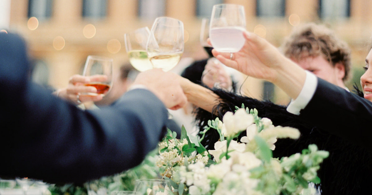 Как избежать неуместных тостов на свадьбе