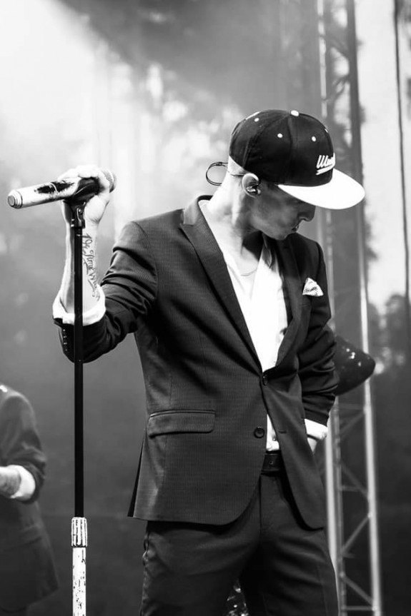 Световое шоу — впечатляющий формат выступления кавер-группы