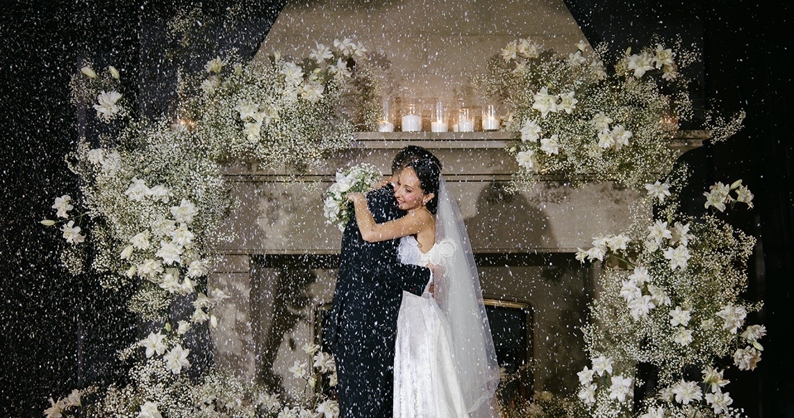 Цветы и снег на свадьбе в замке