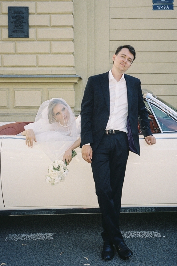 Цветы и снег на свадьбе в замке