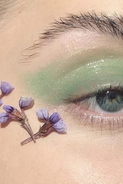 Макияж на свадьбу макияж | на свадьбу для невесты | яркий макияж | тренды макияжа | макияж 2022 тренды | цветные тени | яркие тени | цветные стрелки