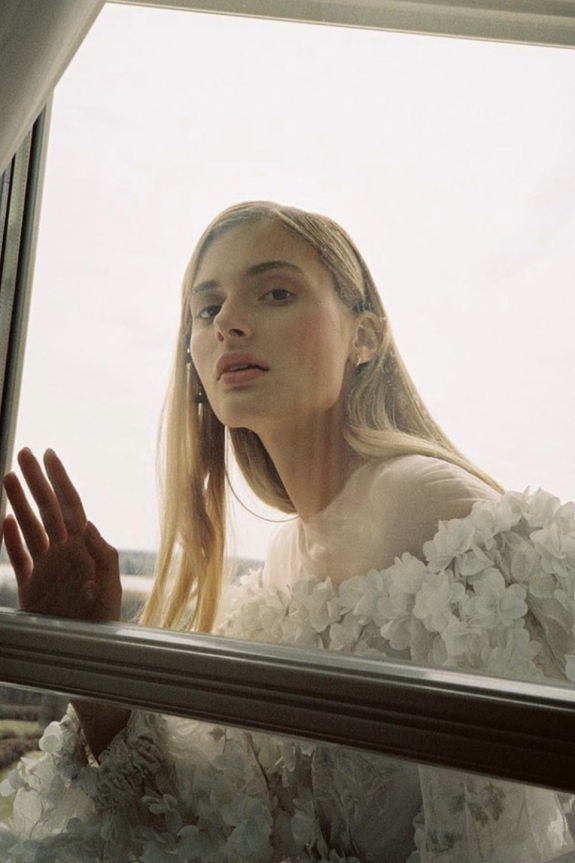 Бьюти-гороскоп на октябрь: когда делать стрижки, окрашивание,