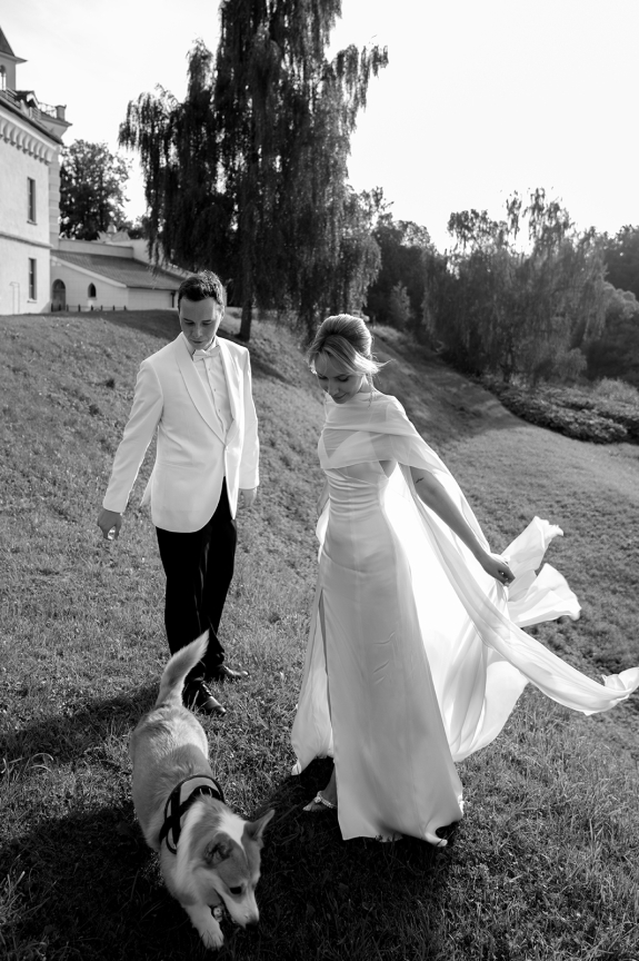 Цветы и снег на свадьбе в замке