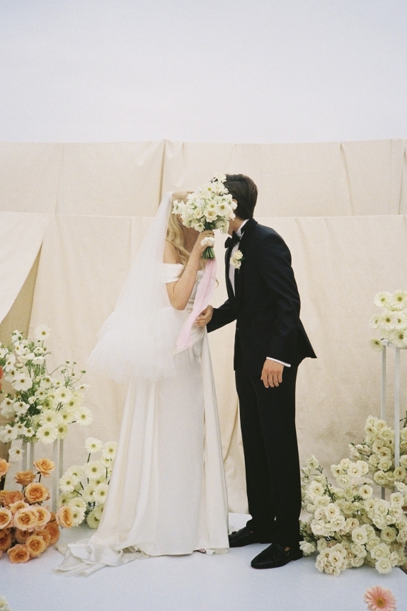 Цветы и снег на свадьбе в замке