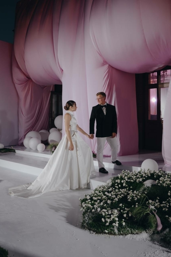 Декор реальной свадьбы, созданный искусственным интеллектом | Интервью с невестой о знакомстве в путешествии, диафильмах и вдохновении работами Reisinger Studio