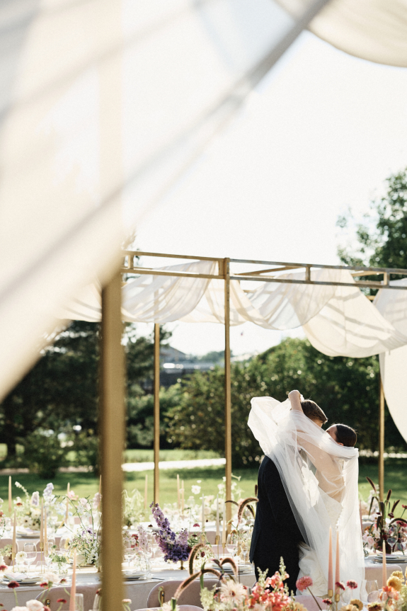 Интервью с невестой о свадьбе в духе летнего фестиваля, покупке платья в Испании и трогательной заботе о гостях