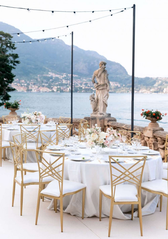Свадебный ужин на берегу Комо в окружении нежных цветов