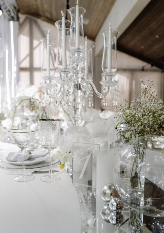 Серебристо-белая свадьба с воздушным декором