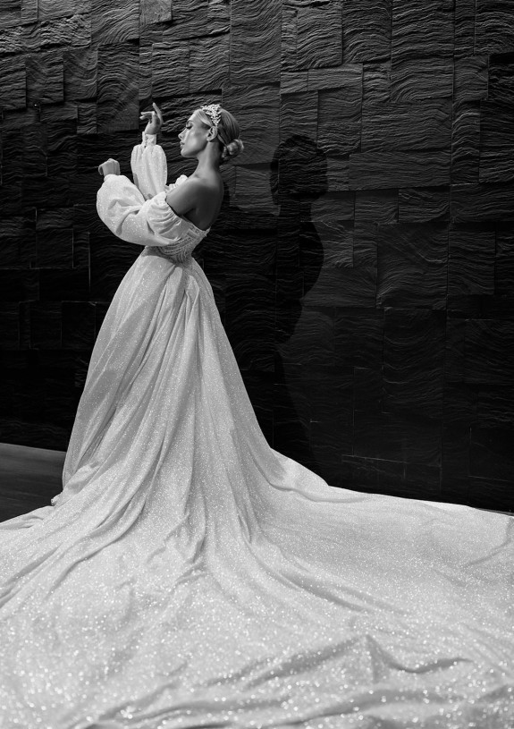 Свадебное платье с длинным шлейфом | Фото и пример