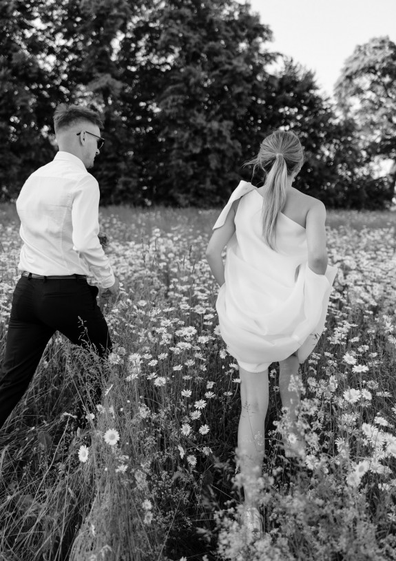 Летняя свадьба на природе посреди цветущего поля