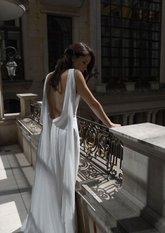 Свадебная фотосессия в платье с  длинным шлейфом