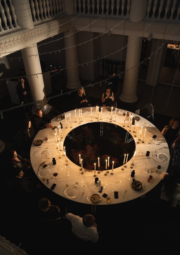 Красивая свадьба в стиле «Мулен Руж» | Секретная церемония в кирхе, кинематографичный первый поцелуй и другие детали реальной свадьбы в Калининграде