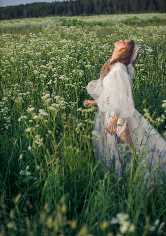 Цветочное поле — вдохновляющая локация для съемки невесты