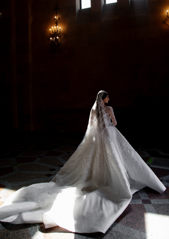 Свадьба в пышном платье и фате ручной работы | Фото и пример