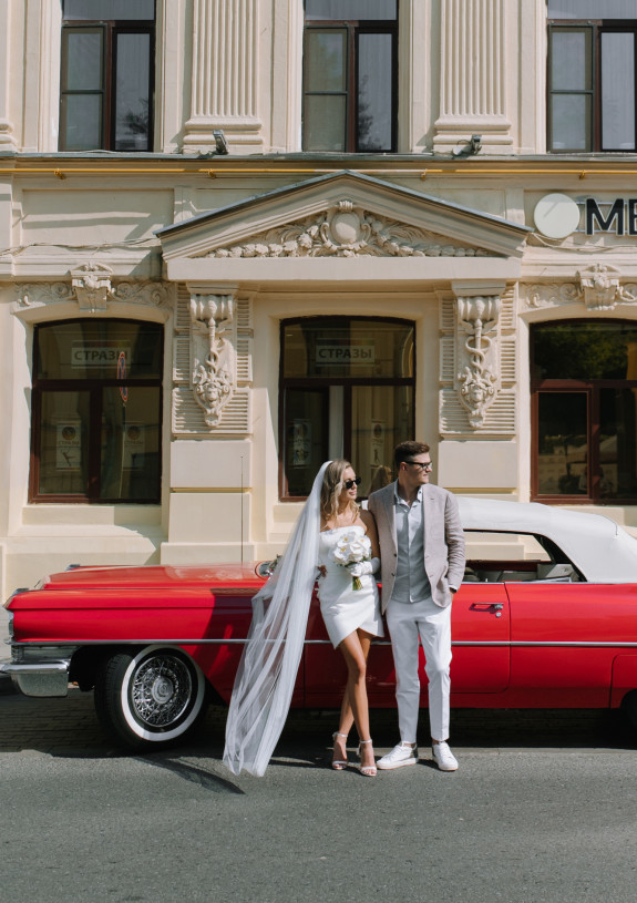 Свадебная съемка у Отеля Рихтер с красным кабриолетом | Фотосет