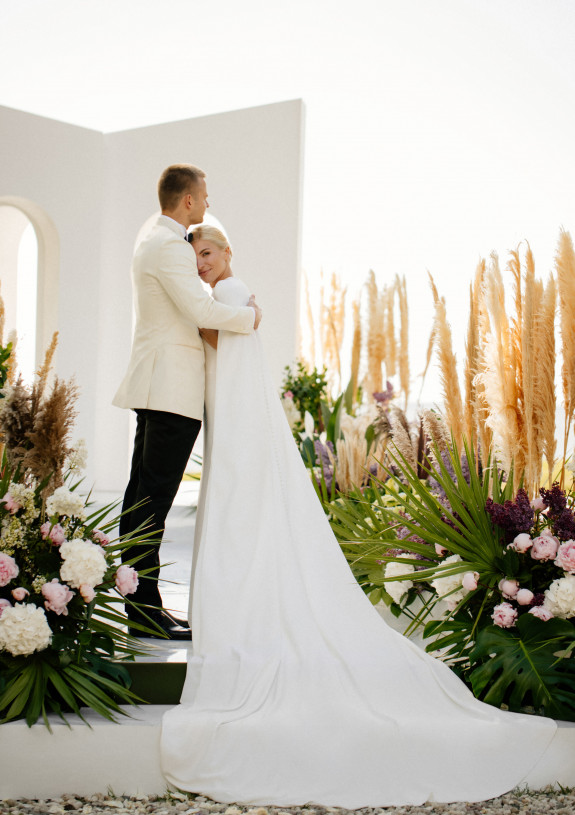 Свадьба у воды в длинном платье | Фотосет