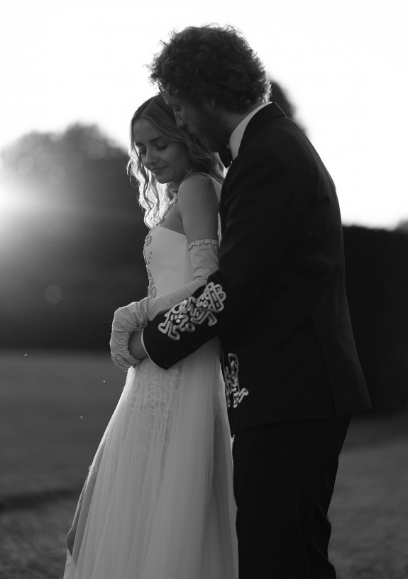 Необычные костюм с узорами на свадьбе художника | Фотосет