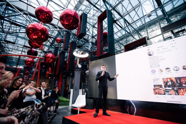 Ведущие Александр Белов