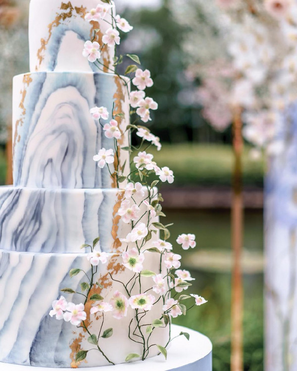 12 красивых свадебных тортов от московских организаторов