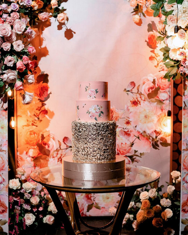 12 красивых свадебных тортов от московских организаторов