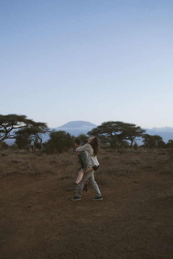 Свадьба в Африке c зебрами, жирафами и
