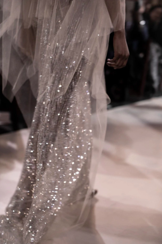 Блестящее платье — яркая идея для летней