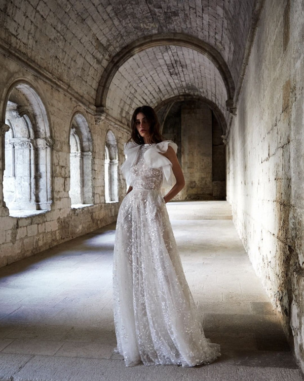 Блестящее платье — яркая идея для летней