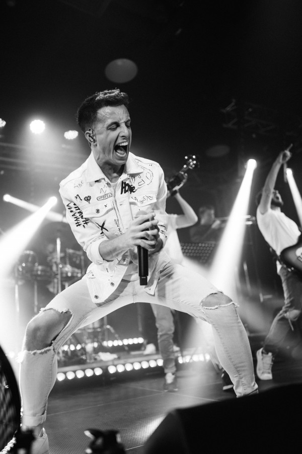 Световое шоу — впечатляющий формат выступления кавер-группы