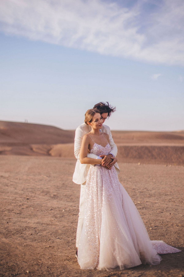 Блестящее платье — яркая идея для летней