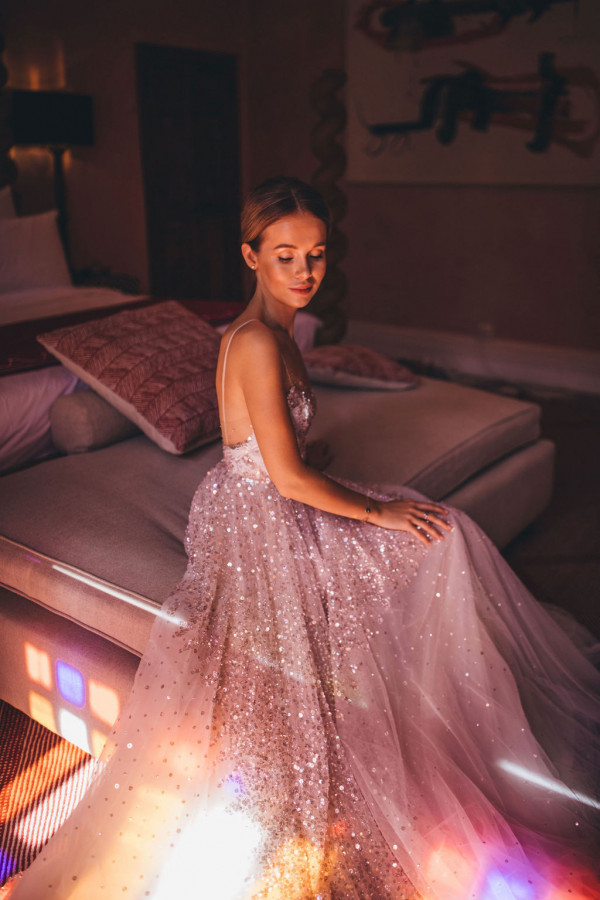 Блестящее платье — яркая идея для летней