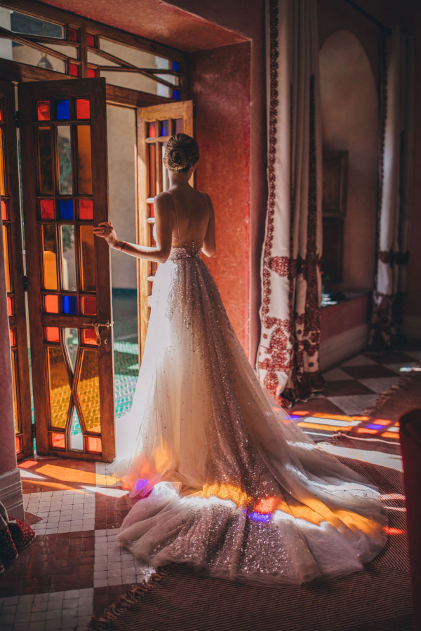 Блестящее платье — яркая идея для летней